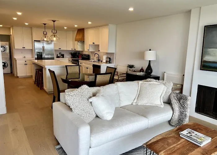 Oceanfront Fully Remodeled 2Br 2Ba, Pool, Hot Tub, Gated Parking