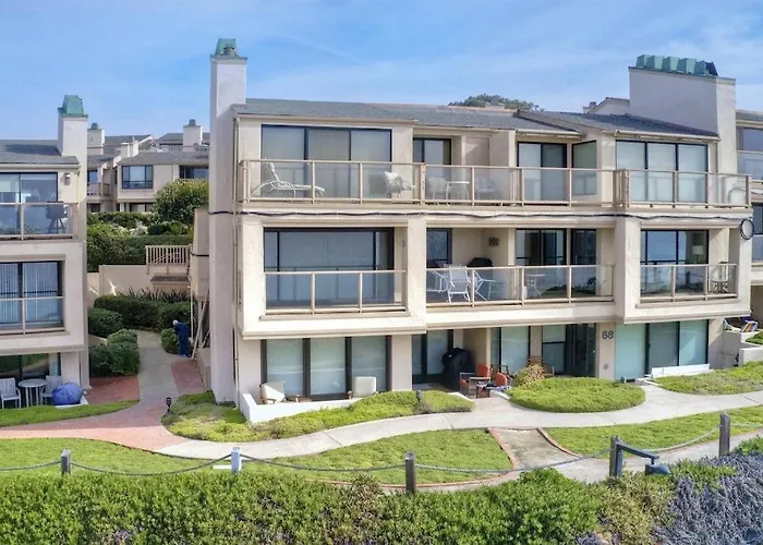 Oceanfront Fully Remodeled 2Br 2Ba, Pool, Hot Tub, Gated Parking