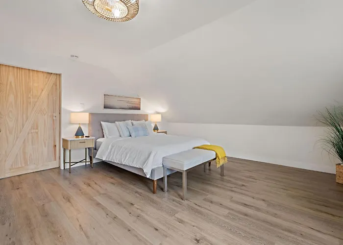 Ocean-View, Deck, Walk To Beach, Dining And More