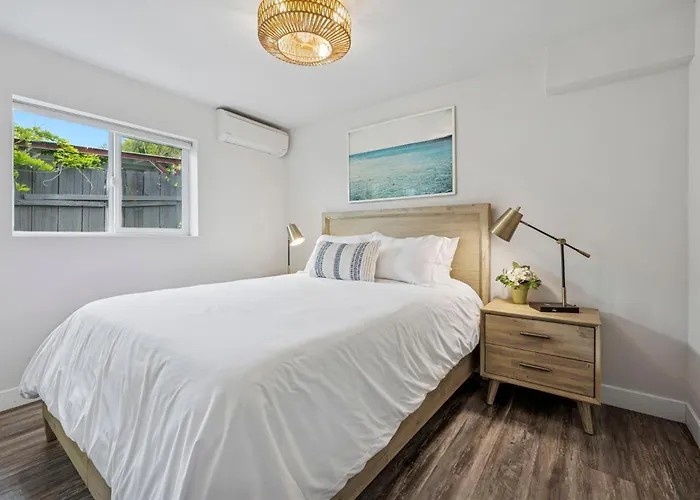Designer Home With Yard -Walk To Beach, Shops And More