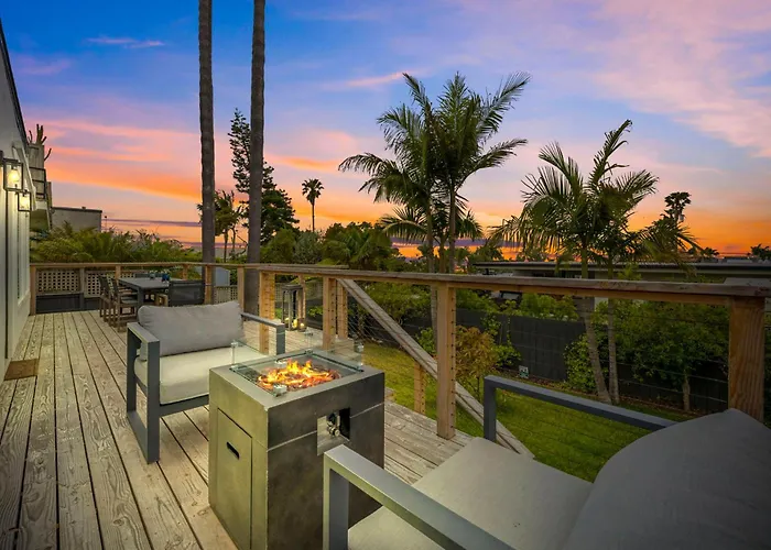 Designer Home With Yard -Walk To Beach, Shops And More